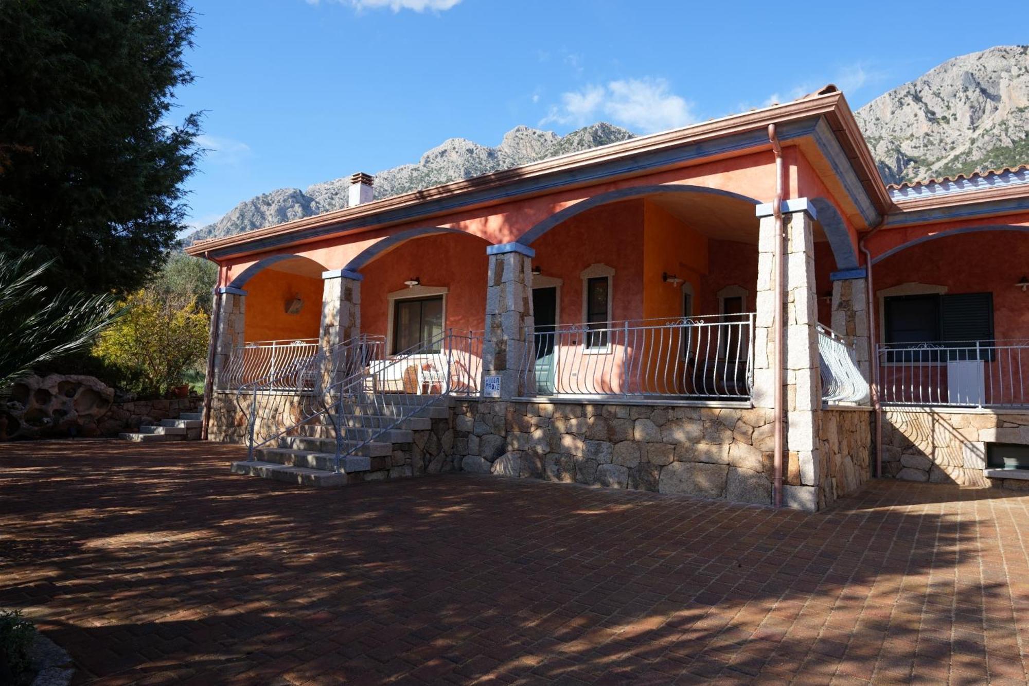 With Stunning Views To The Mountains 5km From The Siniscola